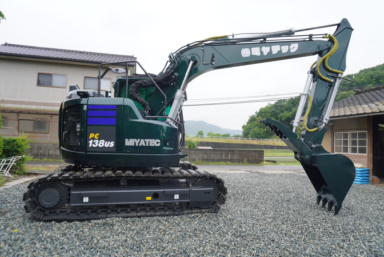 岡山の住宅地で稼働するミヤテックの重機